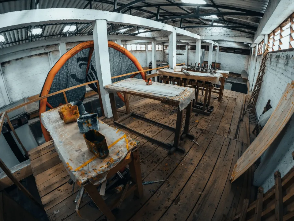 Xe chở đồ tới nhà khách